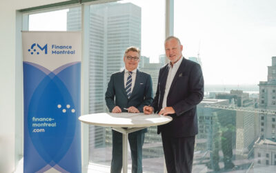 Jacques Deforges, Chief Executive Officer von Finance Montréal, und Hubertus Väth, Geschäftsführer von Frankfurt Main Finance, unterschreiben in Montreal ein Memorandum of Understanding zur Zusammenarbeit der Finanzplätze.